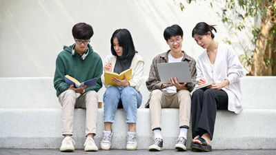 學生-書本-平板-聊天-校園