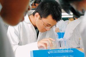 學生做實驗