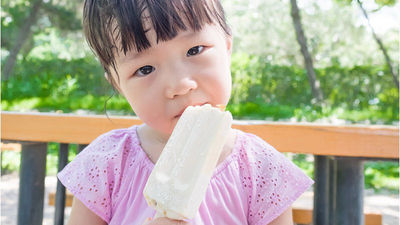 小孩吃冰