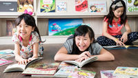 小女生-趴在地板-看書