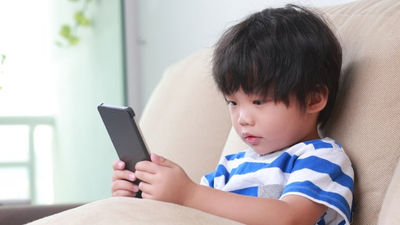 小孩使用手機