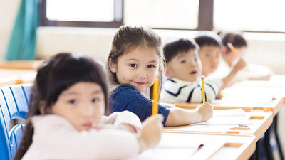 小孩-在教室裡-寫字