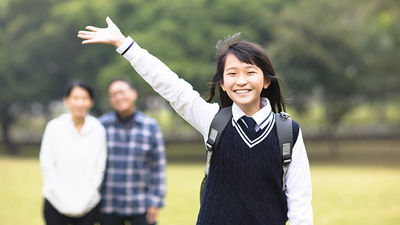 制服女學生-開心揮手