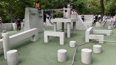 天母公園的跑酷區，提供大孩子將整個空間當