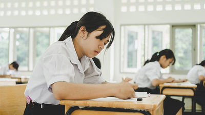 孩子寫考卷