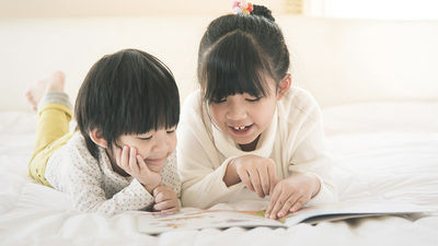 小孩-趴著看書
