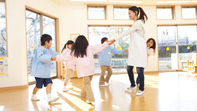 幼兒園-師生-玩遊戲