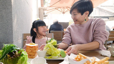 母女-外食-吃飯