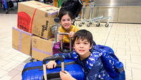 小孩在機場推行李