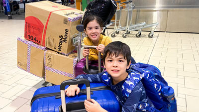 小孩在機場推行李