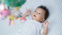 寶寶躺在床上看音樂玩具