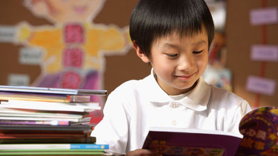 男孩正在閱讀