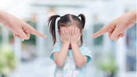 小孩摀臉