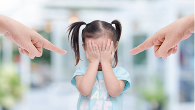 小孩摀臉