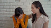 哭泣-女孩-媽媽-安慰-媽媽安慰哭泣女孩