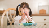 孩子吃紅蘿蔔