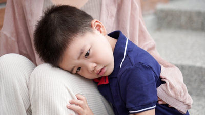 小孩-小孩趴在媽媽腿上