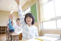 女學生在課堂上舉手