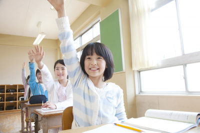 女學生在課堂上舉手