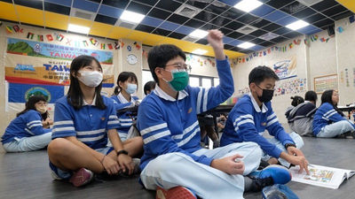 學生-教室-上課-學生上課回答問題