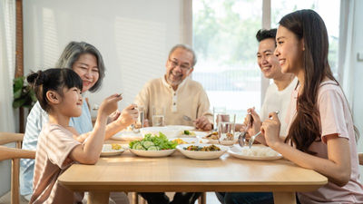 全家吃飯