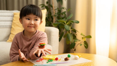 小孩玩玩具