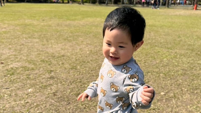寶寶微笑在公園跑