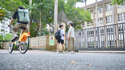 拒學生-媽媽和孩子在校門口