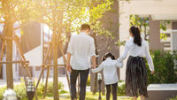 父母牽著女兒